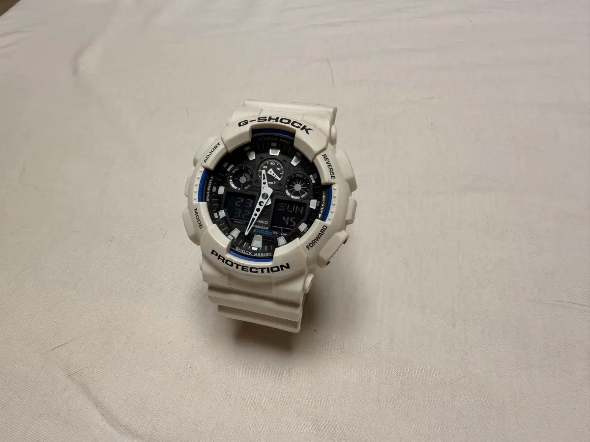 카시오 G-SHOCK GA-100B 화이트 시계 팝니다.