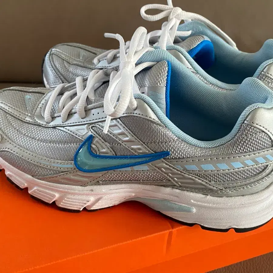 WMNS NIKE INITIATOR