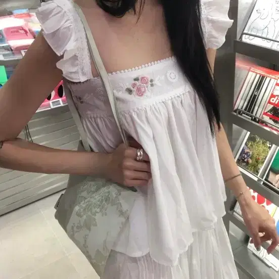 새상품) 러베리 loverry 리브아워 자수 나시블라우스
