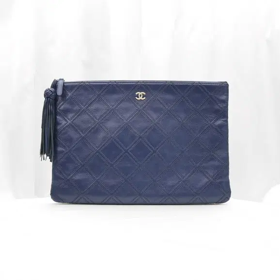 Chanel(샤넬) A82708 네이비 램스킨 금장 클래식 퀼팅 테슬 클러치(23번대)