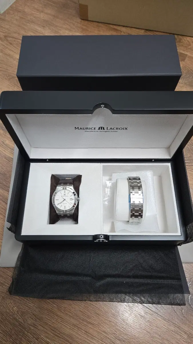 모리스라크로와 아이콘 데이트 오토매틱 42mm