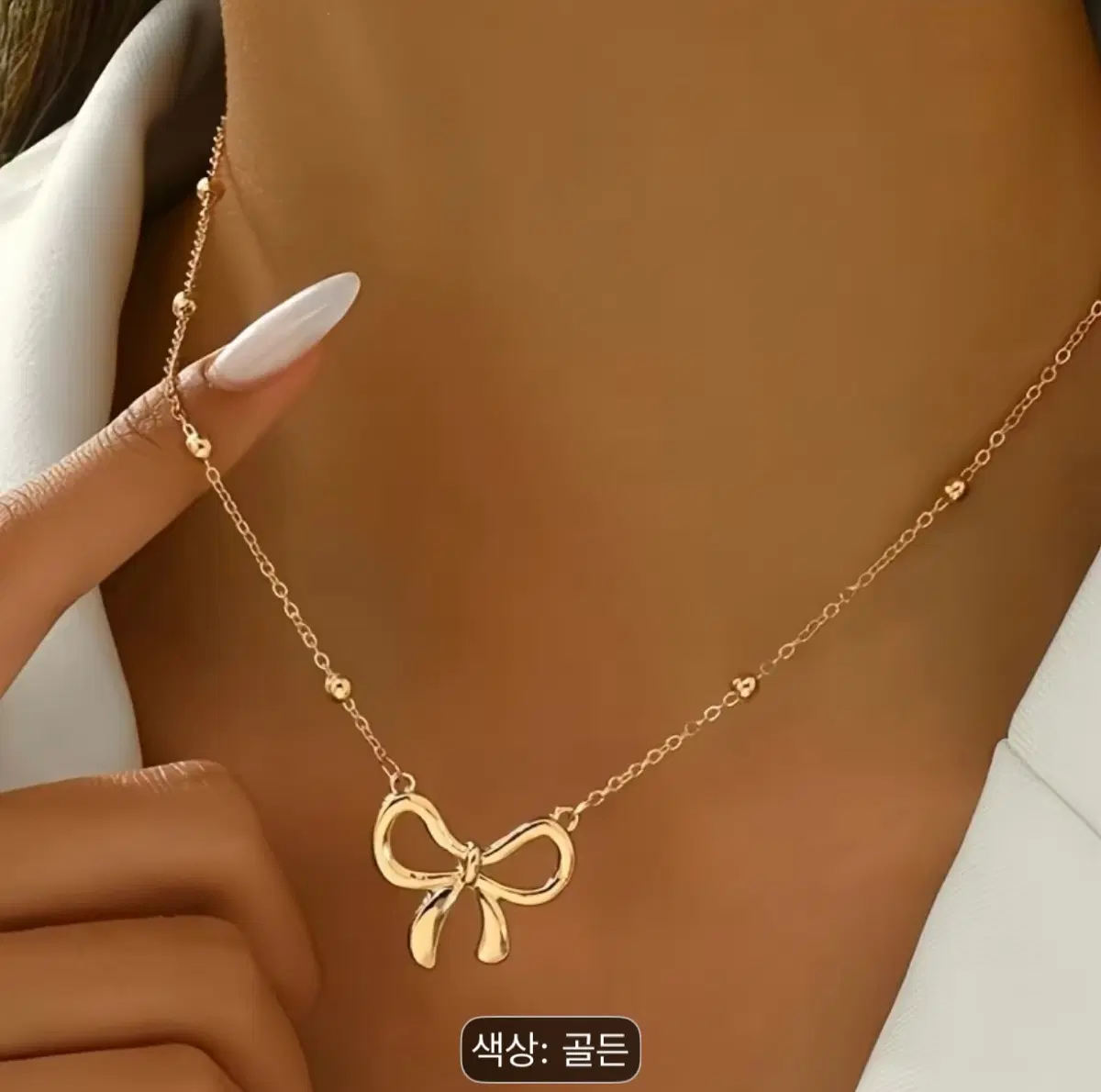 골드색 리본 목걸이