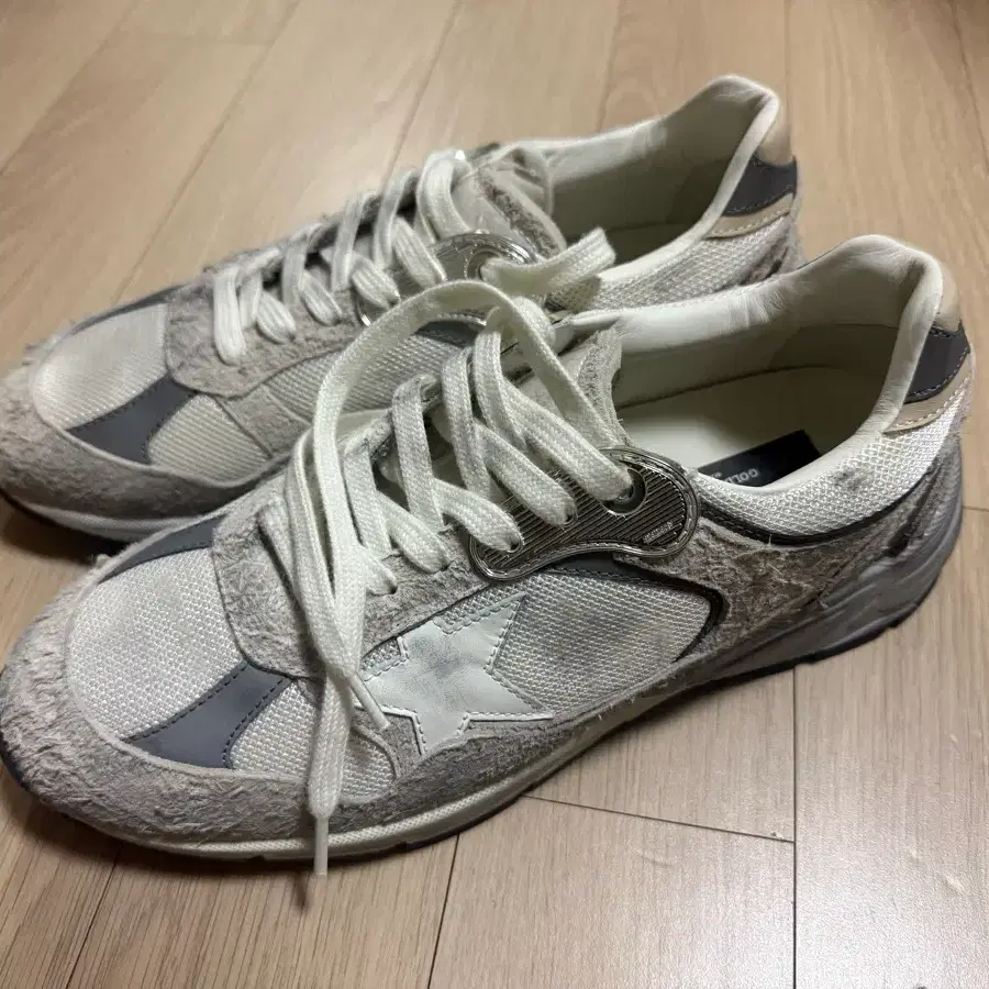 골든구스(Golden Goose) 대드 스타 44 그레이