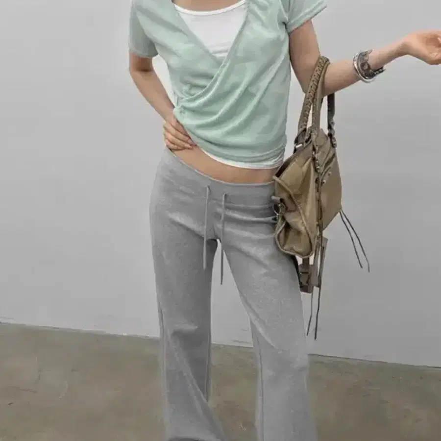 블랙업 브이넥 민트 반팔