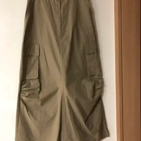 러브미우 넬리 카고 스커트 치마 고프코어룩 출근룩 y2k 바스락