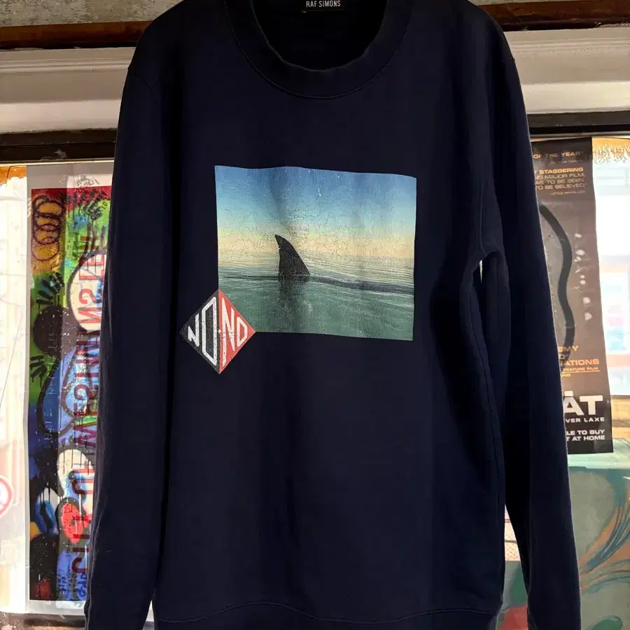 16ss 라프시몬스 노노 샤크 맨투맨