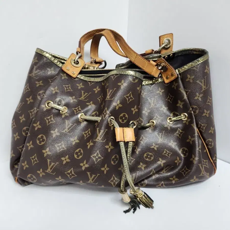 루이비통(Louis Vuitton)의 테슬 드로스트링 숄더백(모노그램 캔버스 라인)