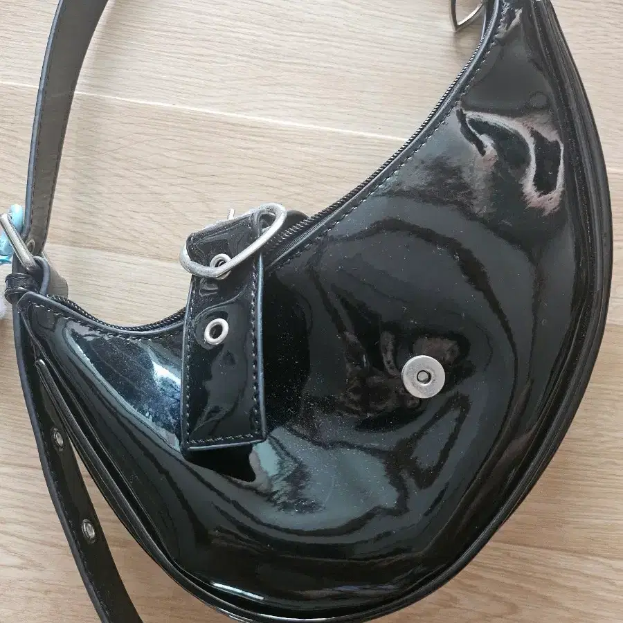 에나멜 숄더백 블랙