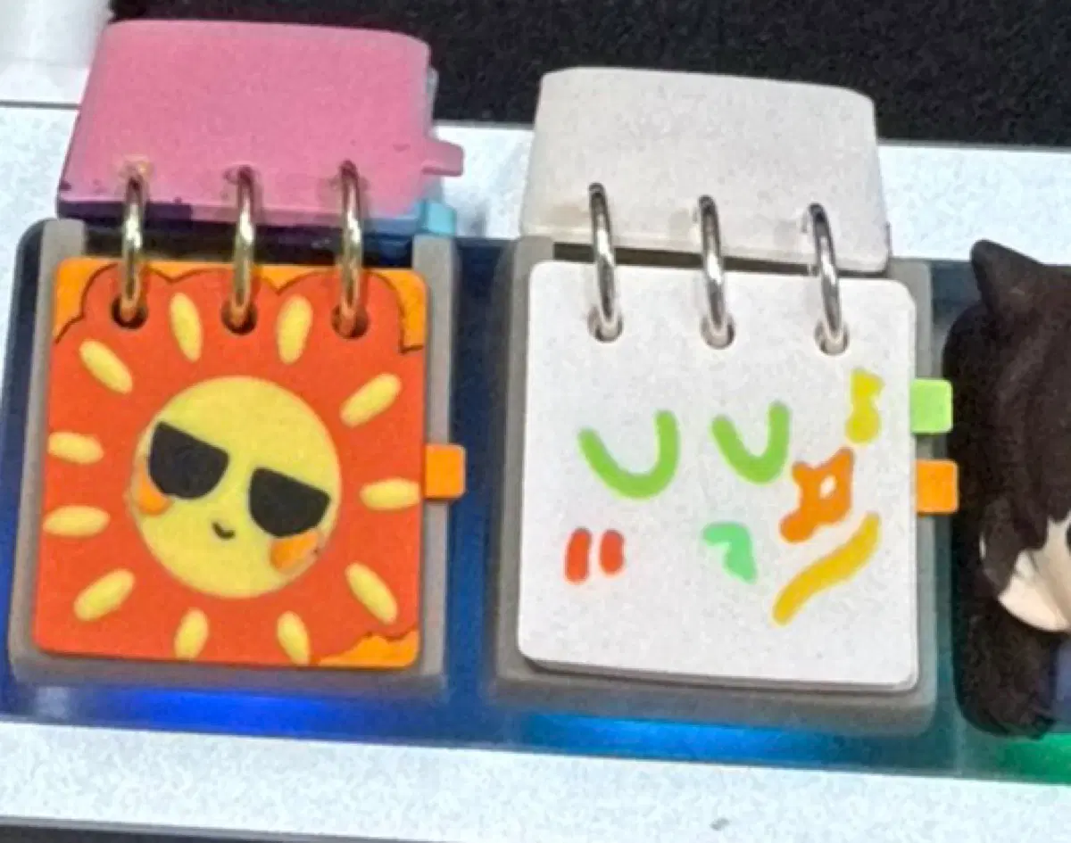 Lobo 오리지널 캘린더 레진 키캡 2개 판매합니다.