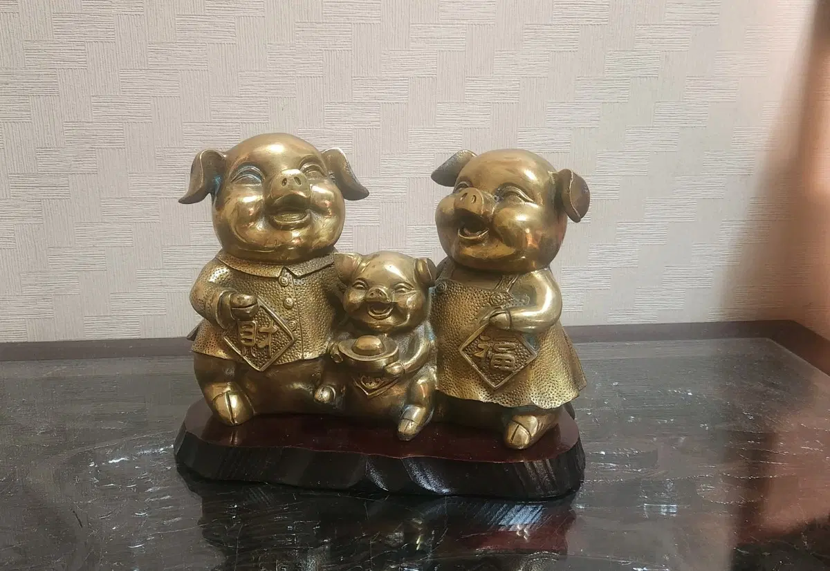 복돼지 한가족 브론즈 조각품
