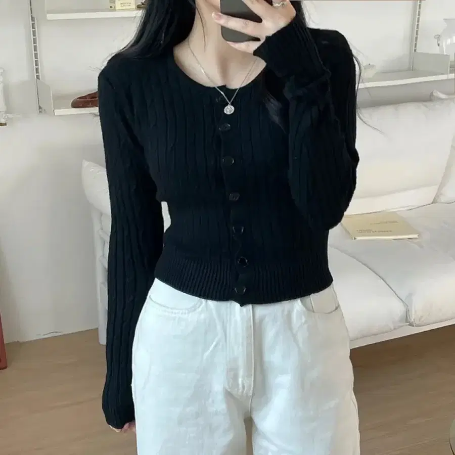 에이블리 색감보정 꽈배기 단추 라운드 가디건 검정