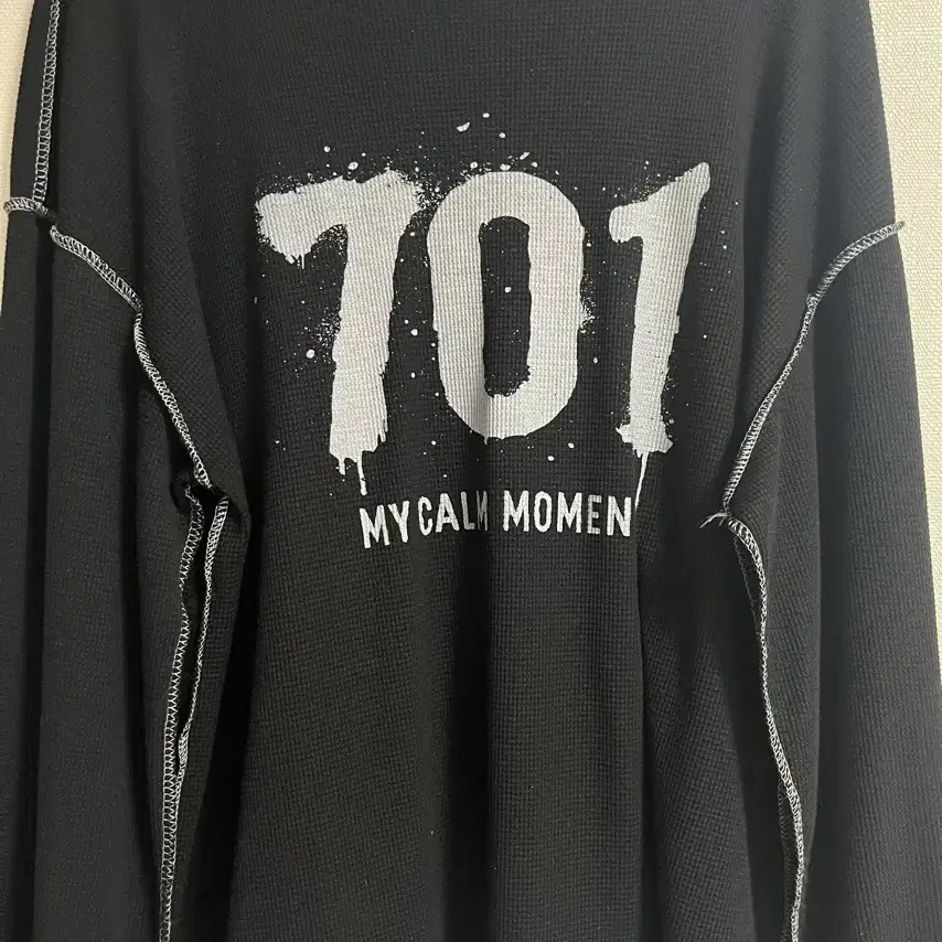 크림 베이지 701 프린팅 와플 맨투맨