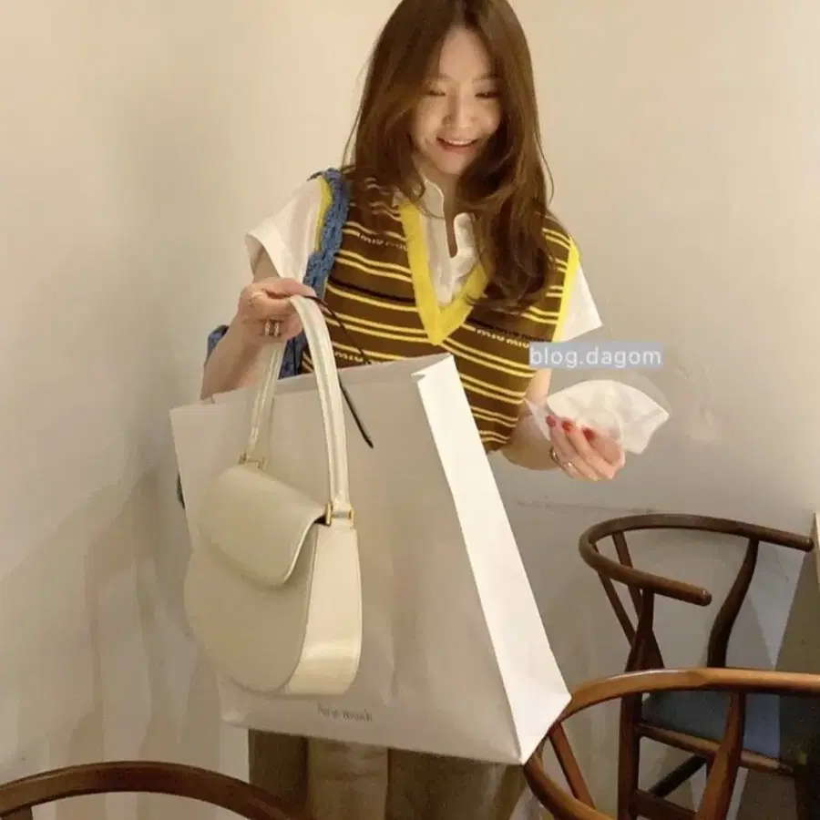 강민경 아비에무아 숄더백 아이보리