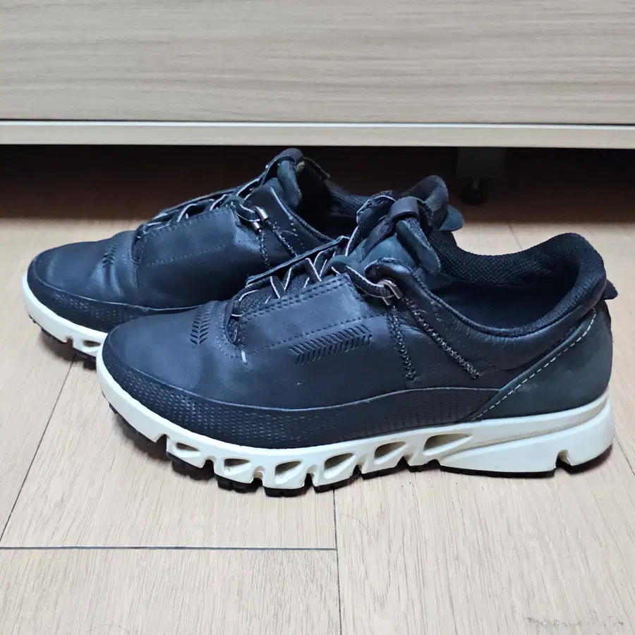 에코 멀티벤트 로우 GTX 고어텍스서라운드 여성 스니커즈 240