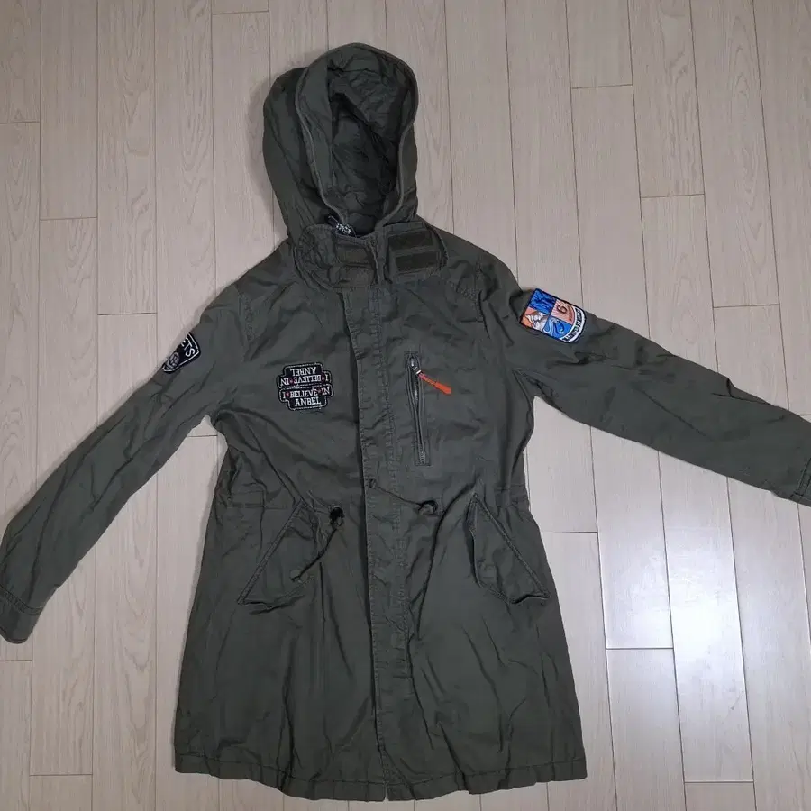 카키색 패치 후드 점퍼