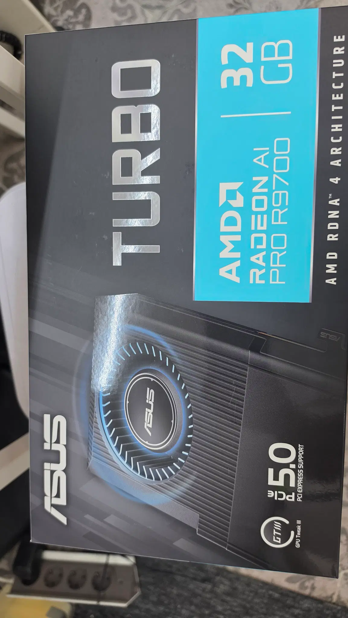 ASUS TURBO 라데온 AI PRO R9700 D6 32GB 미개봉