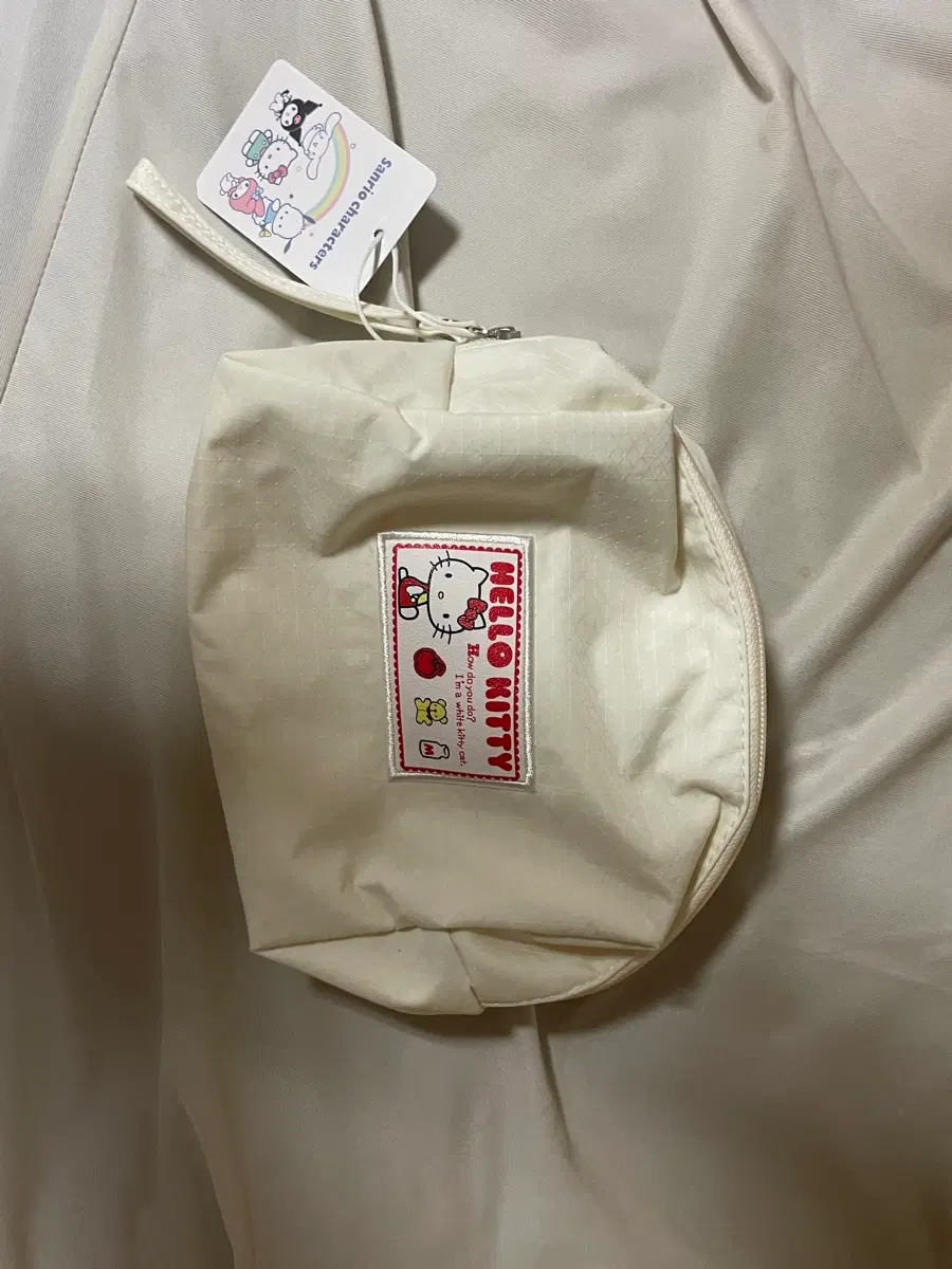 산리오 헬로키티 파우치