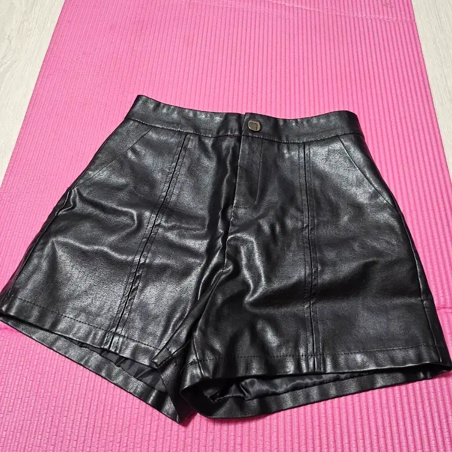 블랙 페이크 레더 숏팬츠