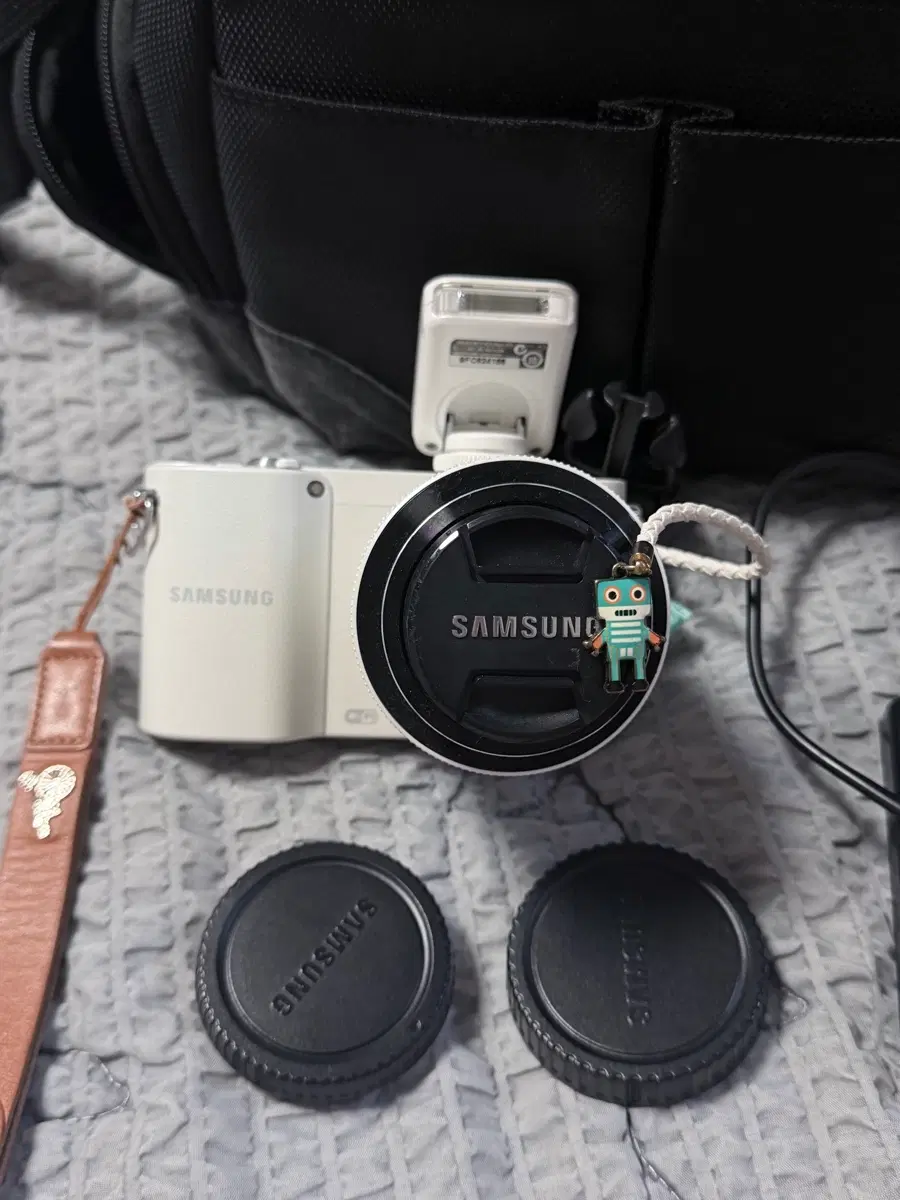 삼성 NX1000 화이트 미러리스 카메라 + 렌즈 + 가방 풀세트
