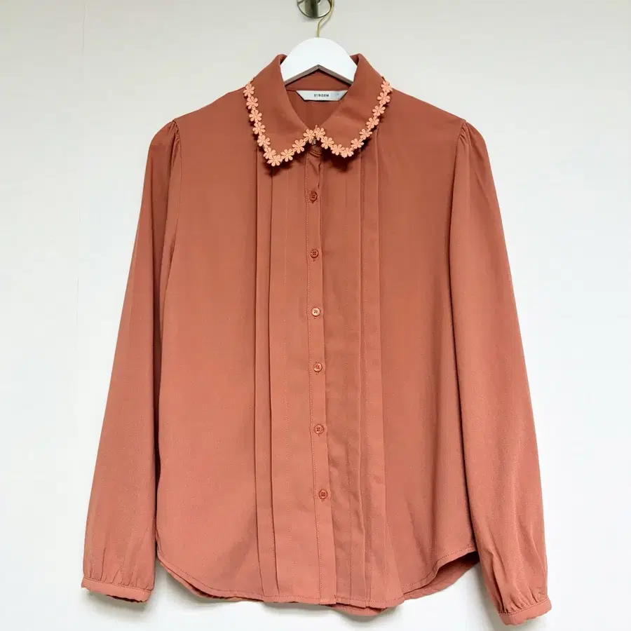 ((새상품)) BYROEM 바이로엠 브릭 플라워카라 블라우스