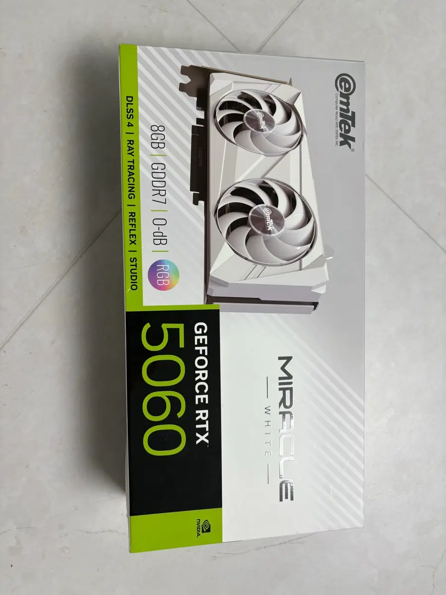급처!!) 신품수준 풀박 이엠텍 RTX 5060 MIRACLE WHITE GDDR7  8G