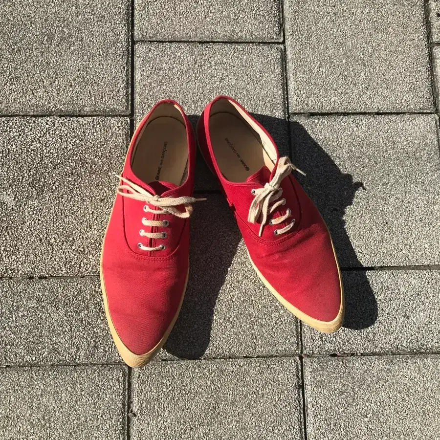 꼼데가르송 (COMME des GARCONS) 포인티드 토 캔버스 스니커즈 (레드)