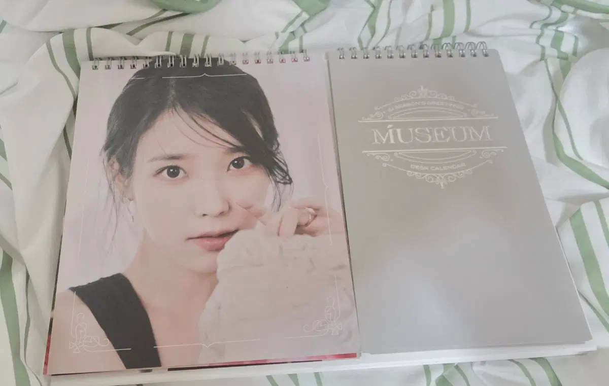 아이유 2023년 데스크 캘린더 MUSEUM