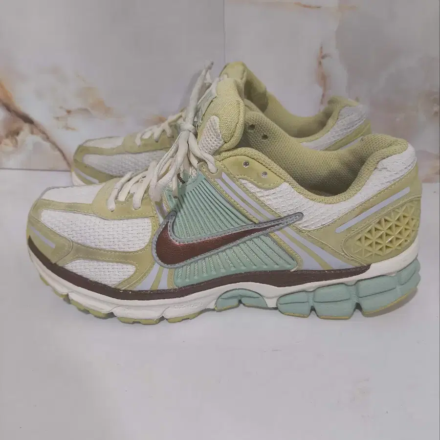 250mm 나이키 줌 보메로5 SE 팀골드 운동화