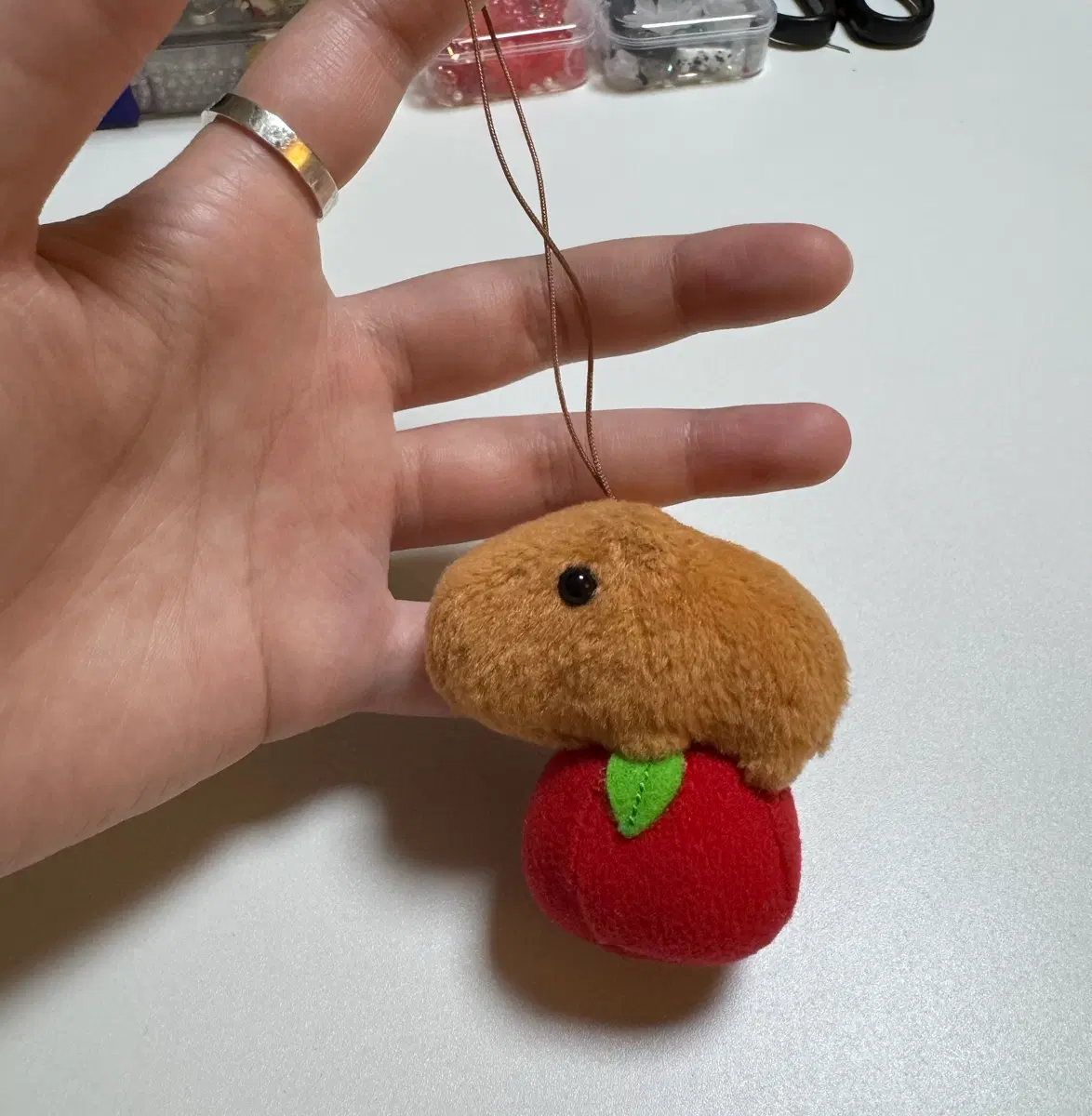정품 카피바라 미니 사과 인형 키링 새상품 판매중