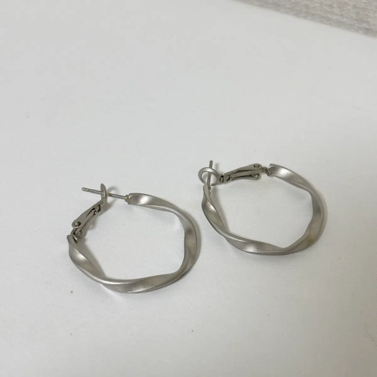 매트 무광 트위스트링 귀걸이 꼬임링 이어링
