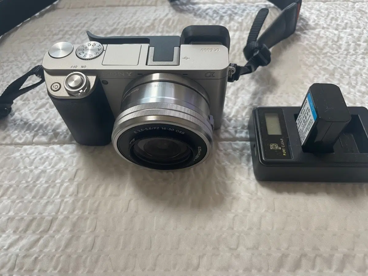 소니 A6000 미러리스 카메라 실버 + 16-50mm 렌즈