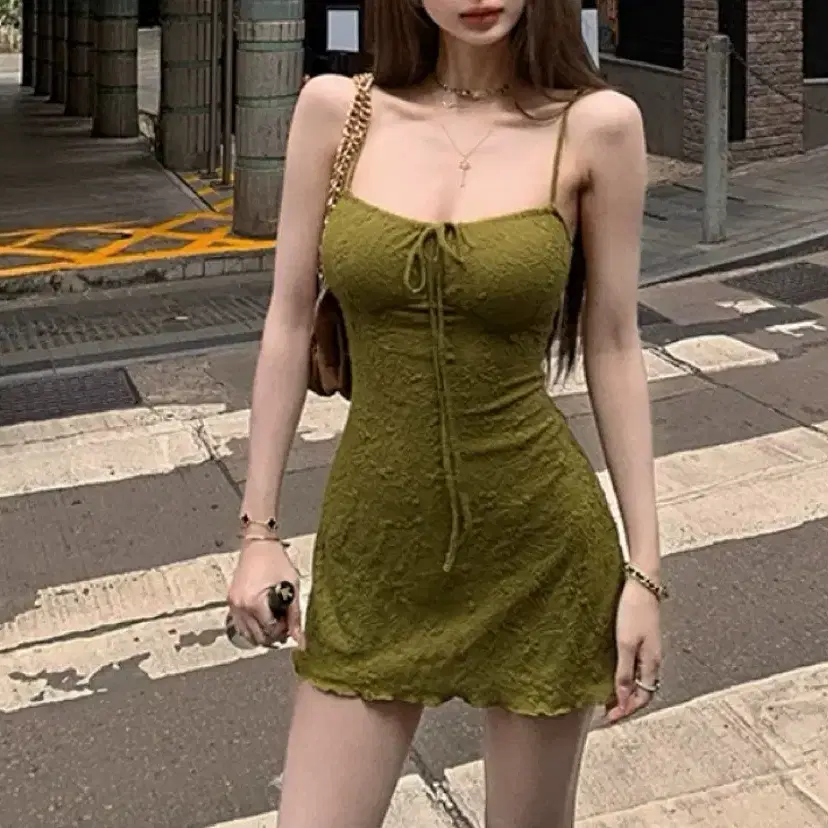 479. 룩앳민 레이스 끈나시 넥스트링 슬림핏 미니원피스 (뒷지퍼) / 카키