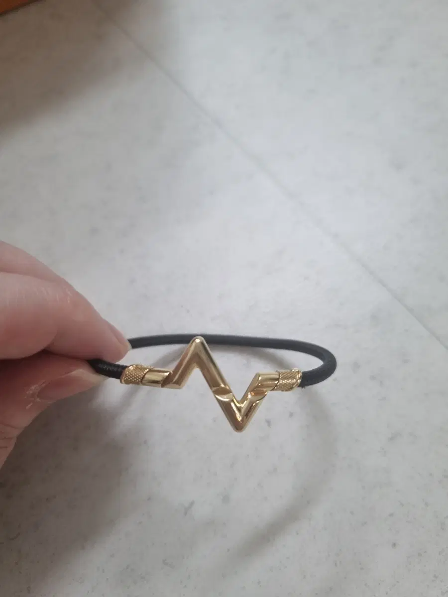 루이비통 LV 볼트 팔찌 블랙 골드