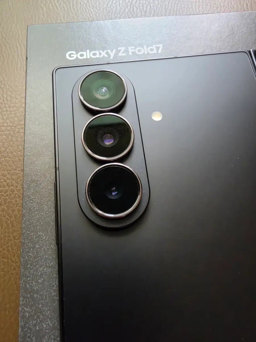 갤럭시 Z 폴드7 16GB + 1TB 석 달 된 자급제용입니다.
