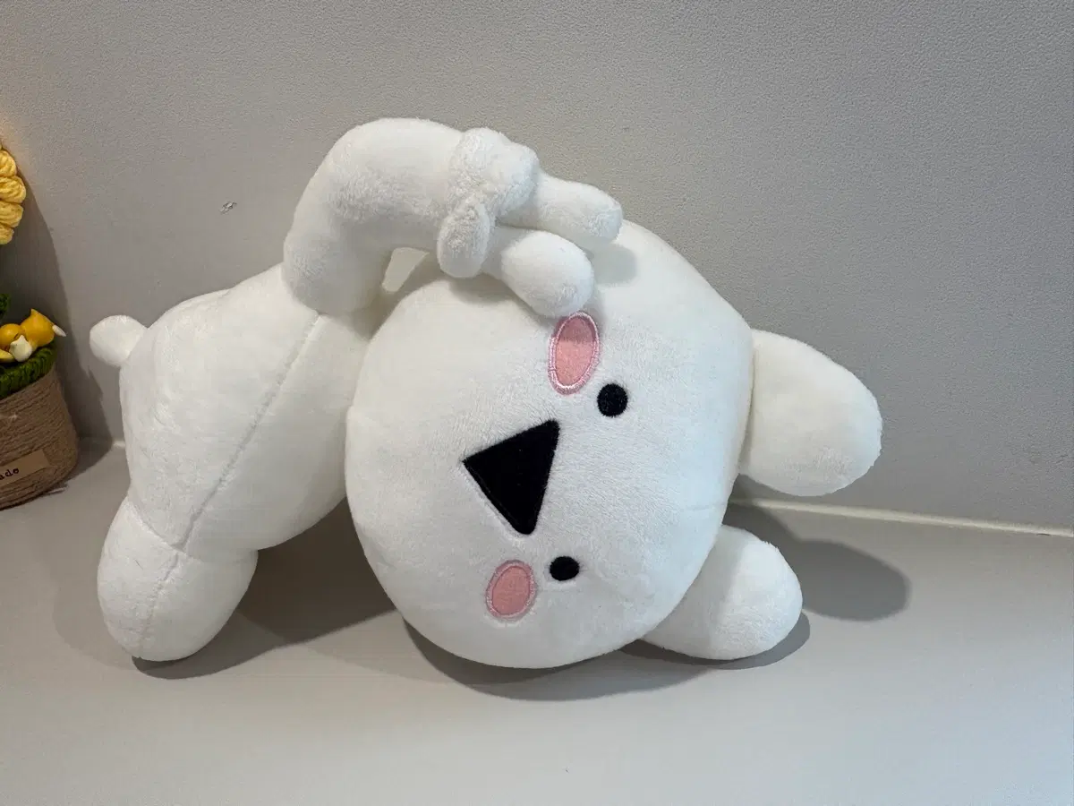 오버액션 토끼 인형