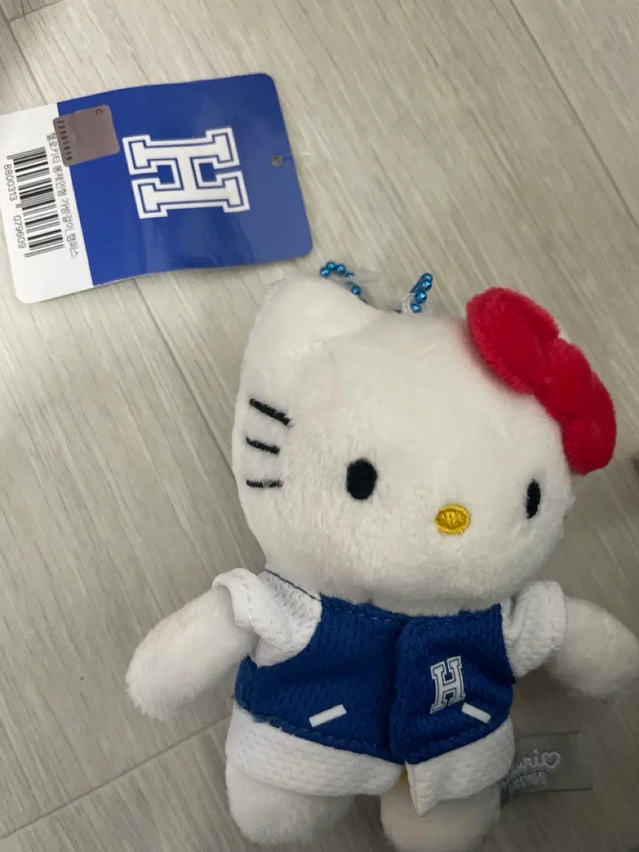 새상품/택있음/정품)헬로키티 캠퍼스 인형키링