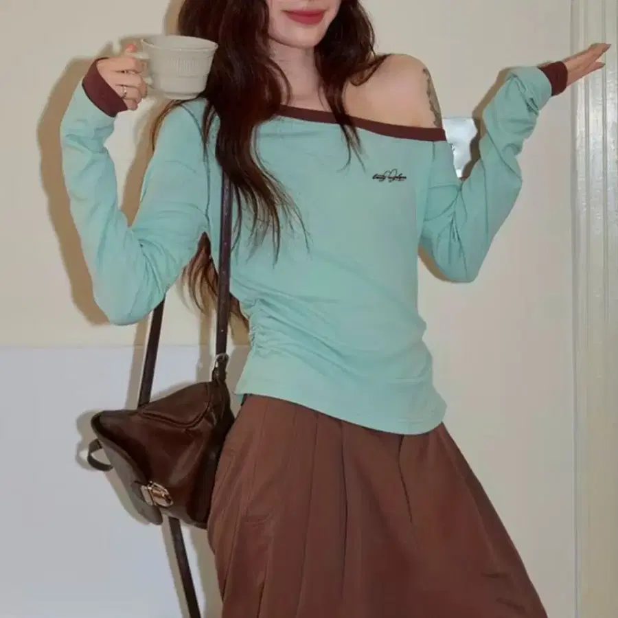 언밸런스 오프숄더 민트 브라운 긴팔