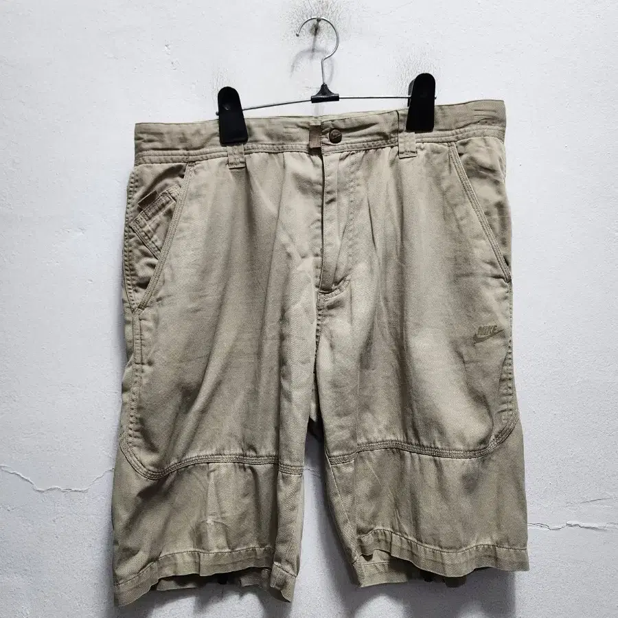나이키 뒷판절개 베이지 반바지