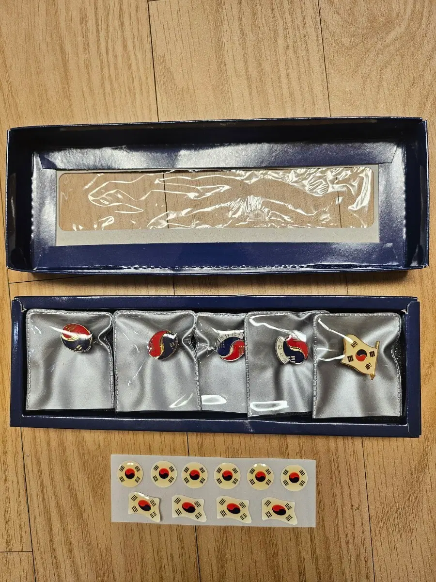 2000년대 초 빈티지 나라사랑 태극기 뱃지 5종 + 스티커 10장 세트 (미사용, 월드컵 시절 케이스 보관품)