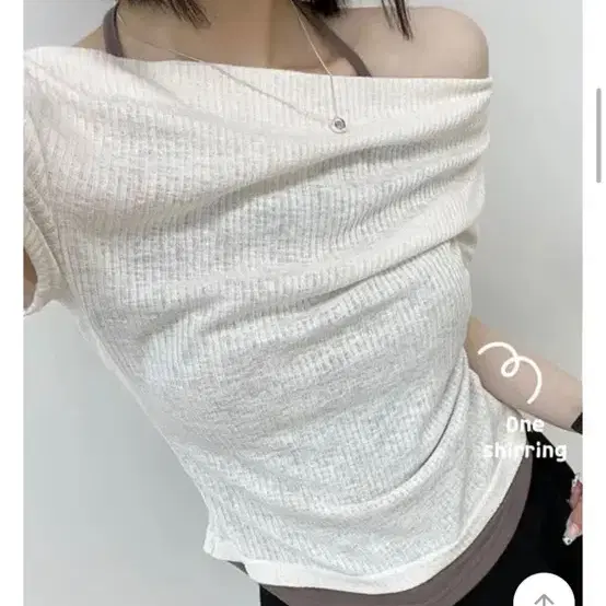 아이보리 오프숄더 셔링 티셔츠 + 홀터넥 세트