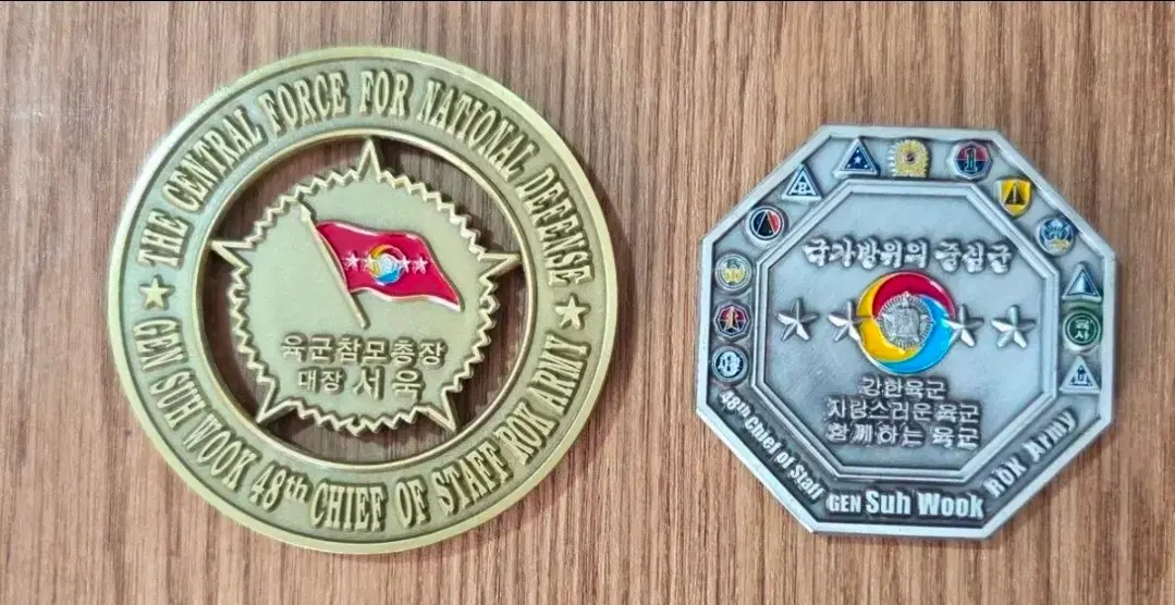 제목 : 부대코인, 군대코인, 문진 판매금액 : 110,000원내용 : 서욱참모총장 코인 2종 일괄