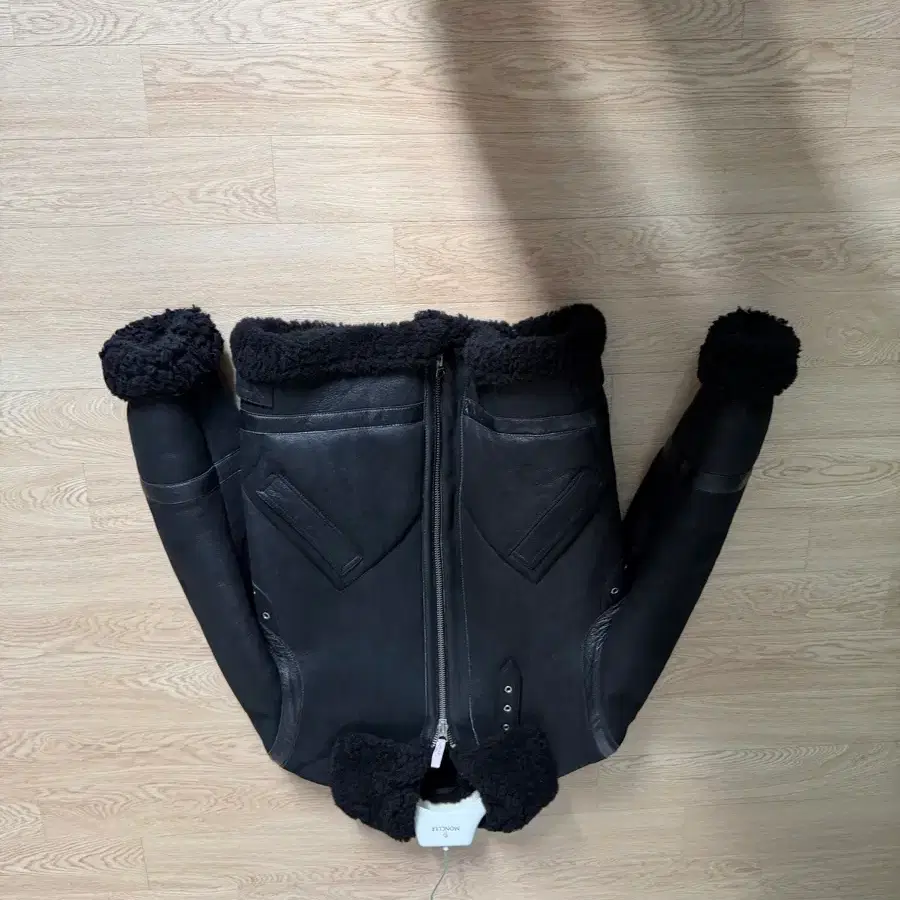 아크네 이안 무스탕