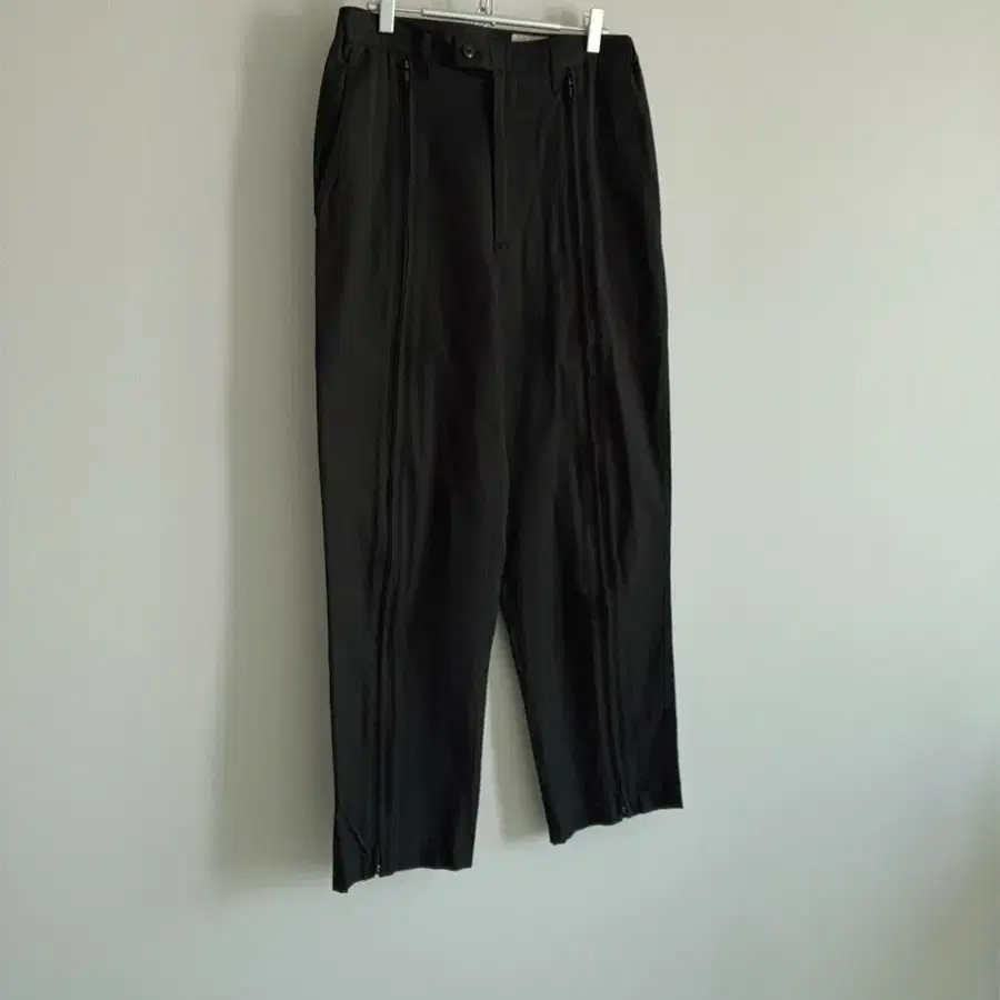 GOI / HIDDEN ZIP CURVE PANTS