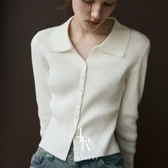(새상품) 레더리 슬림핏 브이넥 카라 니트 가디건 아이보리 [IVORY] LEATHERY
