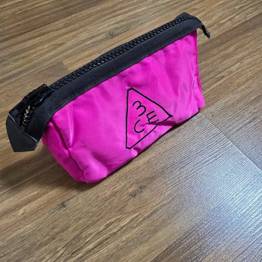 [정품 / 미사용 새상품] 3CE 오리지널 버전 메이크업 파우치 - 핫핑크