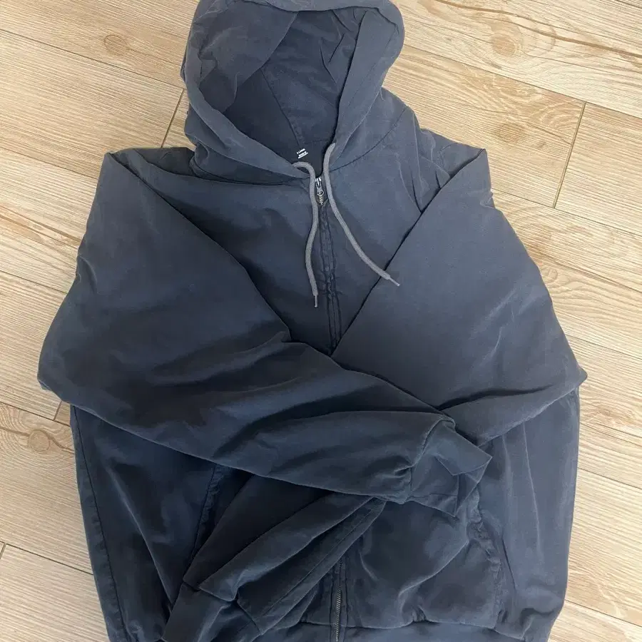 이지 갭 후드집업 포에틱 블랙 판매해요(끈 있는 버전)