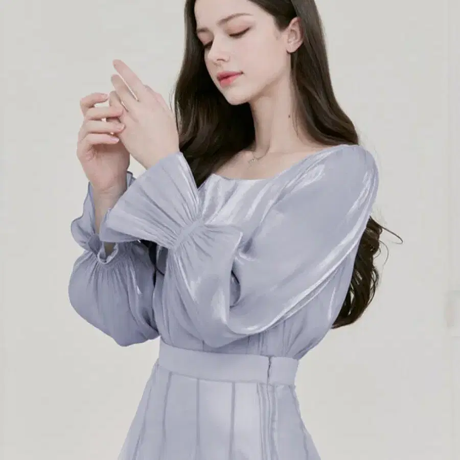 그레이스유 새틴 스퀘어넥 블라우스 (블루) 결혼식 하객룩 2부 상견례 돌잔치