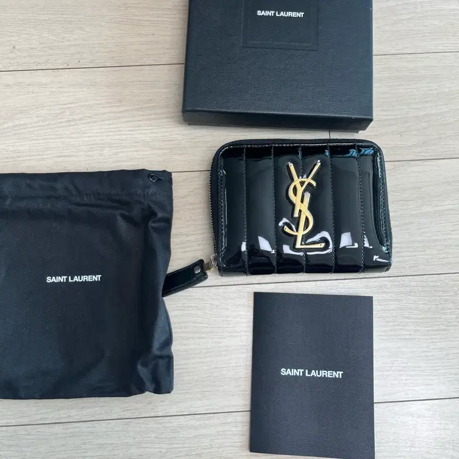 정품입생로랑 비키 페이턴트 지퍼 지갑 풀구성