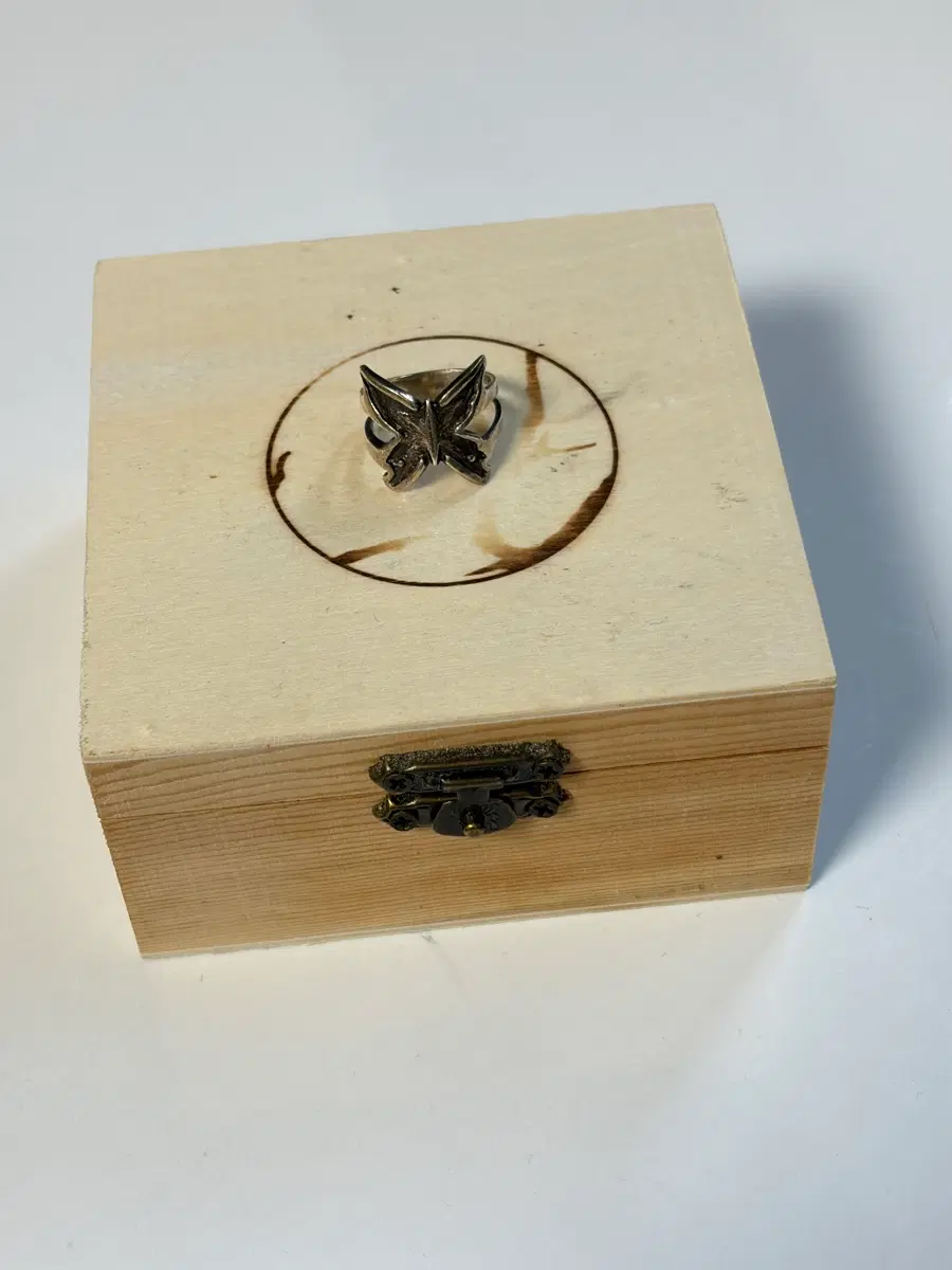 바호스튜디오 sharp butterfly ring