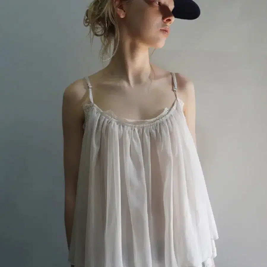 썬번프로젝트 ANGLED LACE SLEEVELESS BLOUSE s